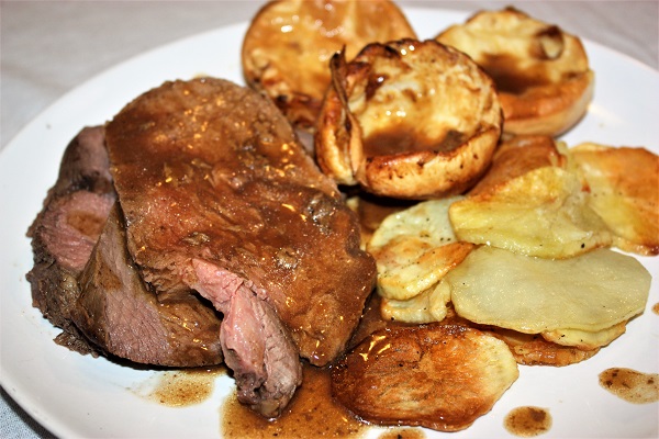 Il roast beef con yorkshire pudding è una ricetta di gran ...